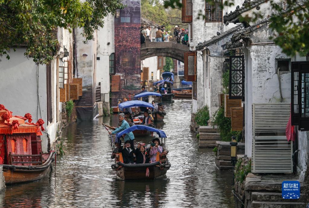 中国建设银行工作人员为什么要帮客户下载华彩人生软件？